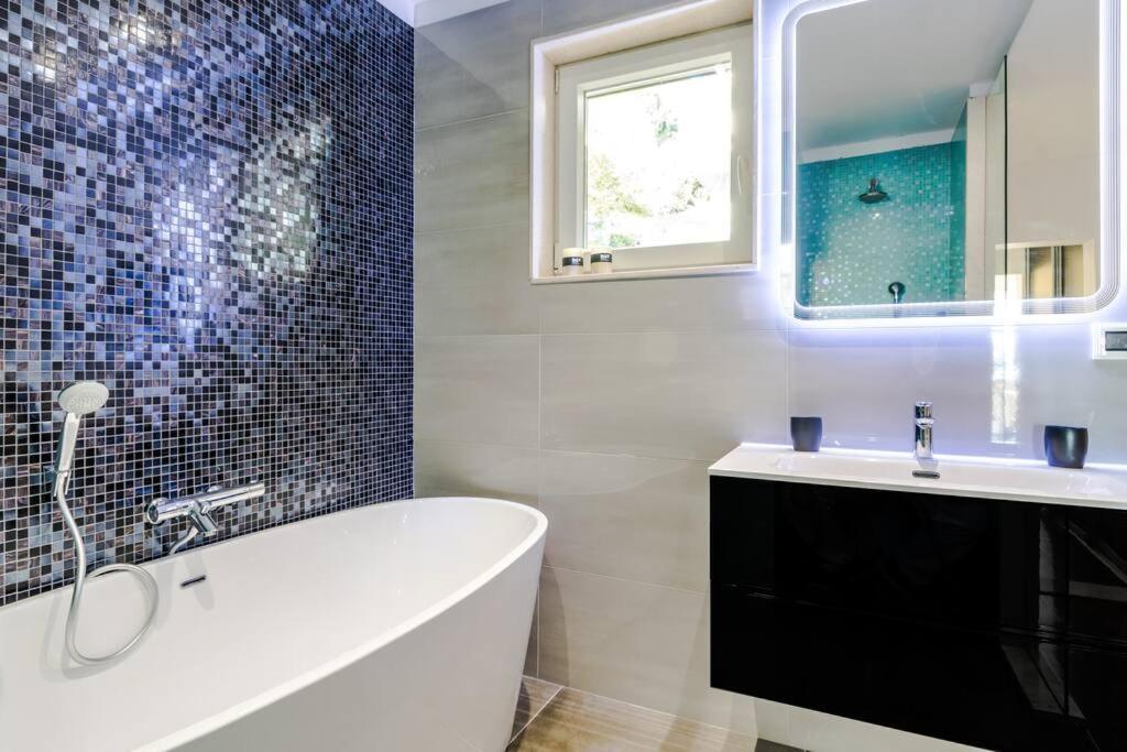 Luxury Apartment Martinis With Pool Split Eksteriør bilde